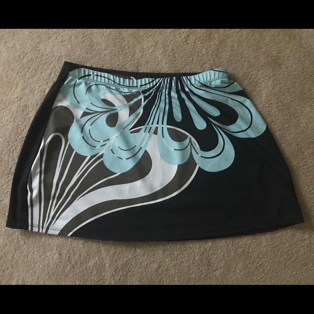 Athleta Front Floral Back Solid Pull-Up Mini Skirt